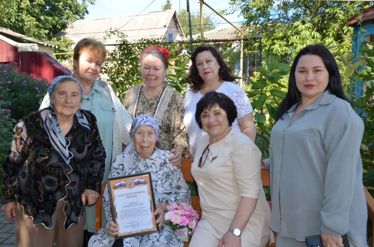 Глава округа Виталий Кутоманов поздравил с 99-летием заслуженного врача РФ, Почетного жителя Краснояружского округа, обладательницу медалей «За трудовое отличие», «За трудовую доблесть» и «За заслуги перед Краснояружской... Глава округа Виталий Кутоманов поздравил с 99-летием заслуженного врача РФ, Почетного жителя Краснояружского округа, обладательницу медалей «За трудовое отличие», «За трудовую доблесть» и «За заслуги перед Краснояружской...