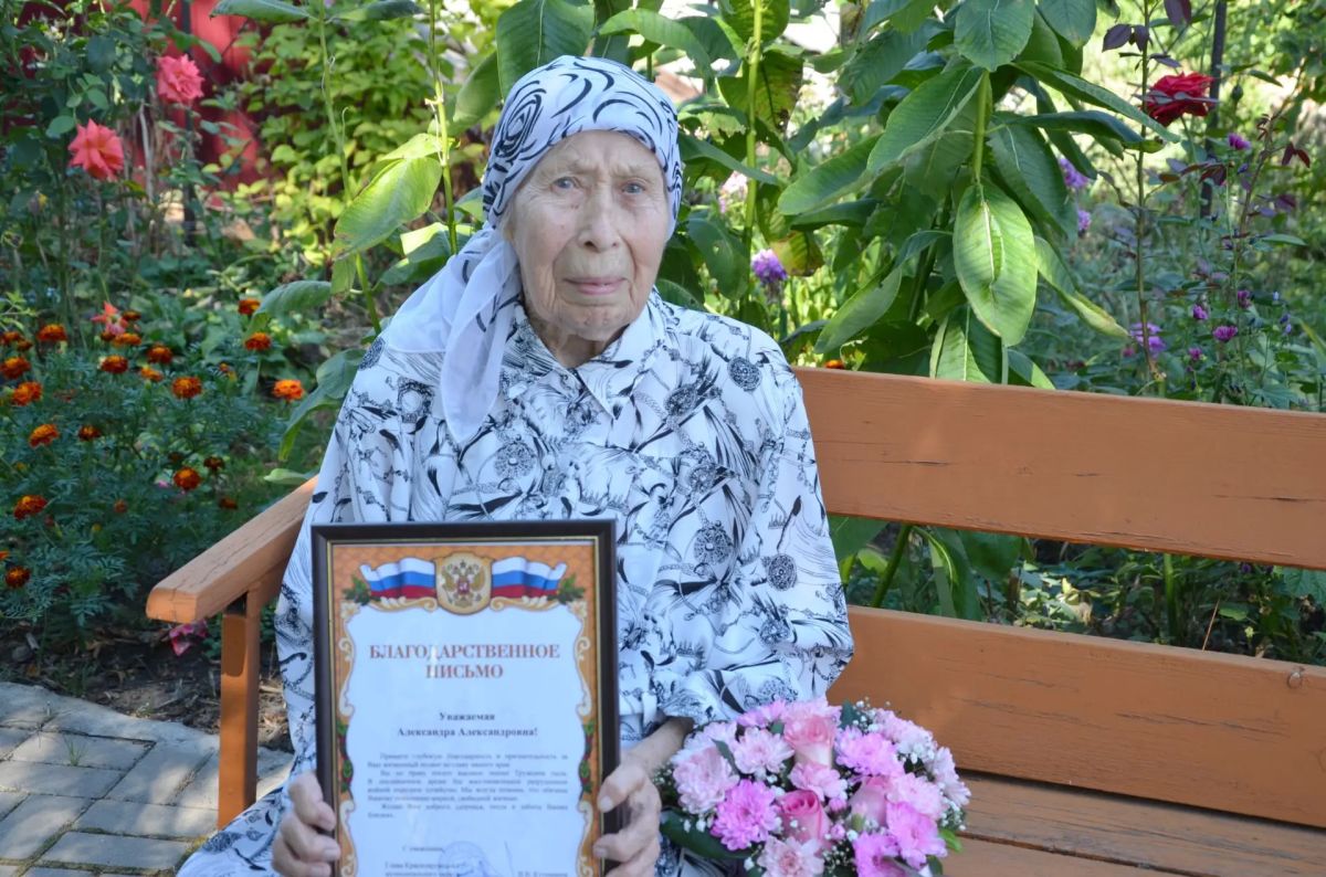 Глава округа Виталий Кутоманов поздравил с 99-летием заслуженного врача РФ, Почетного жителя Краснояружского округа, обладательницу медалей «За трудовое отличие», «За трудовую доблесть» и «За заслуги перед Краснояружской... Глава округа Виталий Кутоманов поздравил с 99-летием заслуженного врача РФ, Почетного жителя Краснояружского округа, обладательницу медалей «За трудовое отличие», «За трудовую доблесть» и «За заслуги перед Краснояружской...
