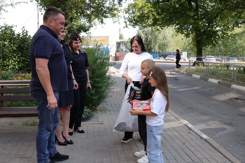 Представитель Общественного совета при УМВД России по Белгородской области помог первокласснице и ее брату подготовиться ко Дню знаний Представитель Общественного совета при УМВД России по Белгородской области помог первокласснице и ее брату подготовиться ко Дню знаний
