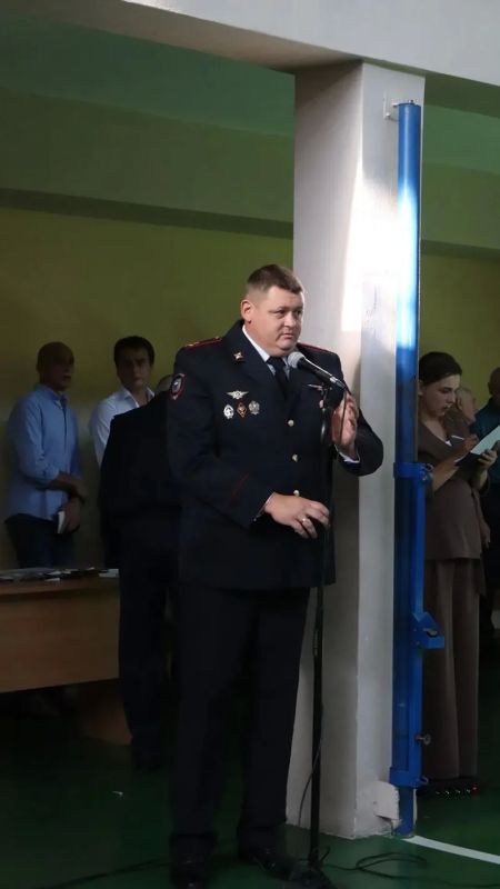 Полицейские поздравили студентов и преподавателей Белгородского правоохранительного колледжа им. Героя России В.В. Бурцева с Днем знаний Полицейские поздравили студентов и преподавателей Белгородского правоохранительного колледжа им. Героя России В.В. Бурцева с Днем знаний