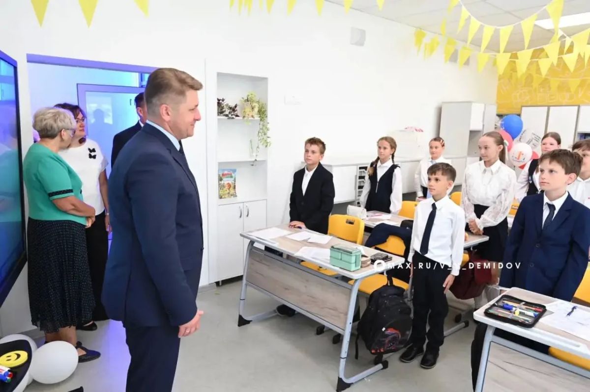 Валентин Демидов: Сегодня приехал поздравить с 1 сентября учеников лицея №32 Валентин Демидов: Сегодня приехал поздравить с 1 сентября учеников лицея №32