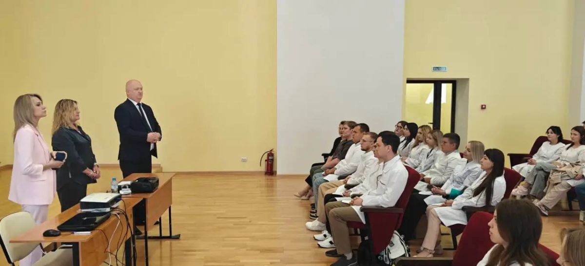 Андрей Иконников: С Днём знаний, друзья!. Приехал в Старый Оскол в лицей 3 имени С.П.Угаровой разделить с учениками их первый звонок в этом году и передать поздравления от временно исполняющего обязанности губернатора... Андрей Иконников: С Днём знаний, друзья!. Приехал в Старый Оскол в лицей 3 имени С.П.Угаровой разделить с учениками их первый звонок в этом году и передать поздравления от временно исполняющего обязанности губернатора...