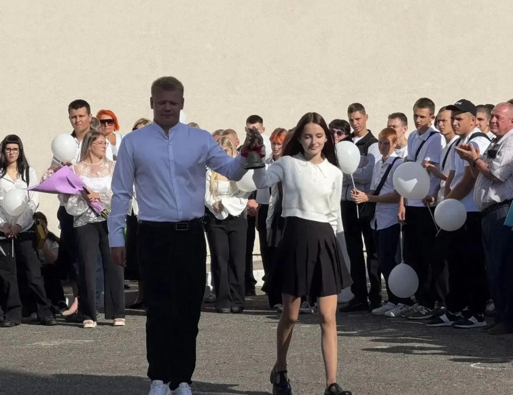 Дорогие друзья! Поздравляем вас с Днём знаний! Дорогие друзья! Поздравляем вас с Днём знаний!