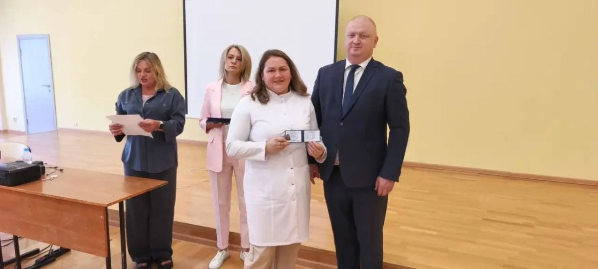 Андрей Иконников: С Днём знаний, друзья!. Приехал в Старый Оскол в лицей 3 имени С.П.Угаровой разделить с учениками их первый звонок в этом году и передать поздравления от временно исполняющего обязанности губернатора... Андрей Иконников: С Днём знаний, друзья!. Приехал в Старый Оскол в лицей 3 имени С.П.Угаровой разделить с учениками их первый звонок в этом году и передать поздравления от временно исполняющего обязанности губернатора...