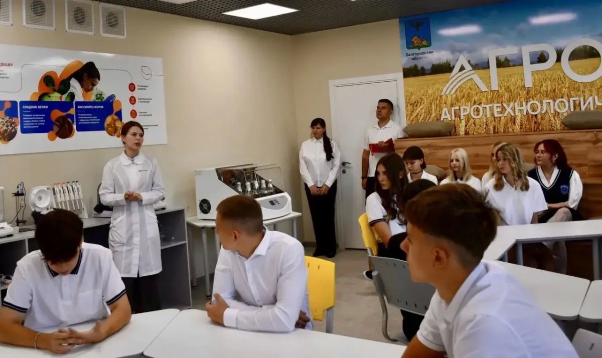 Дорогие друзья! Поздравляем вас с Днём знаний! Дорогие друзья! Поздравляем вас с Днём знаний!