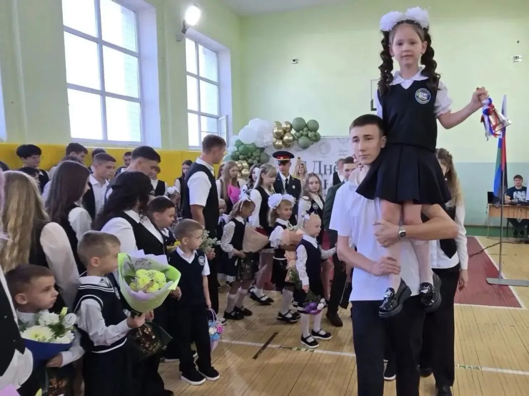 Дорогие друзья! Поздравляем вас с Днём знаний! Дорогие друзья! Поздравляем вас с Днём знаний!