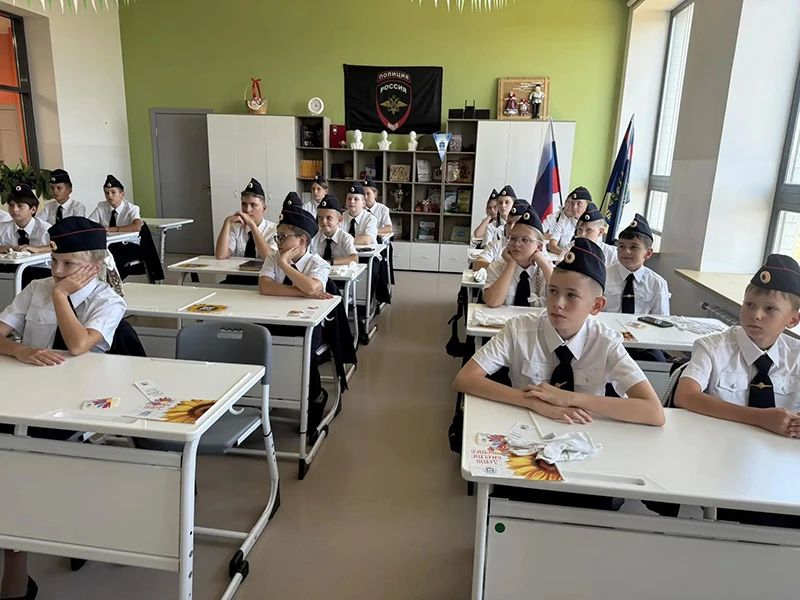 В Белгородском округе автоинспекторы поздравили кадетов «Моей школы» с Днем знаний В Белгородском округе автоинспекторы поздравили кадетов «Моей школы» с Днем знаний