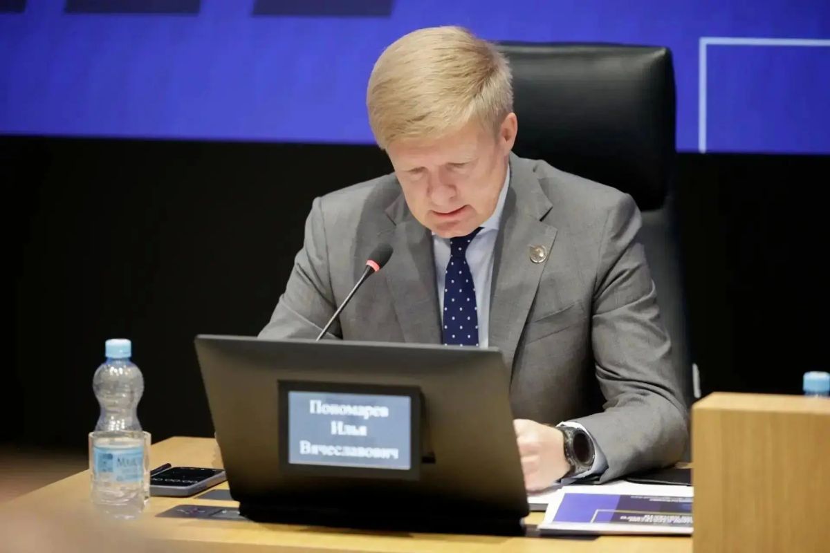 Александр Шуваев провёл рабочее совещание с правительством области Александр Шуваев провёл рабочее совещание с правительством области