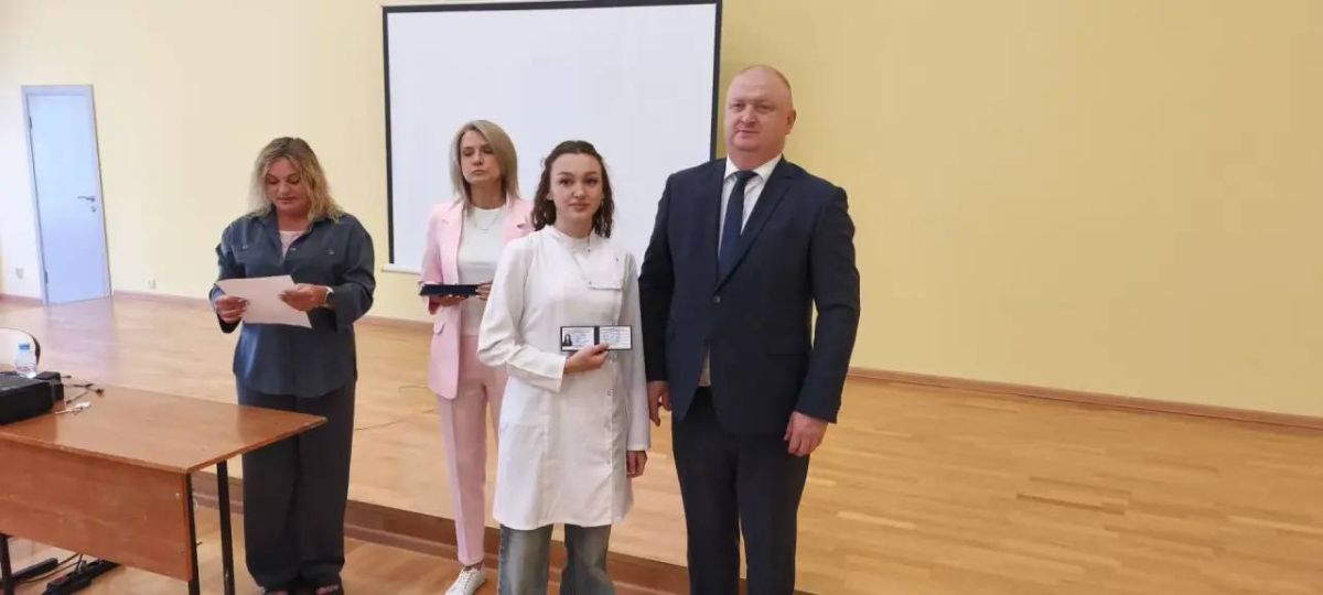 Андрей Иконников: С Днём знаний, друзья!. Приехал в Старый Оскол в лицей 3 имени С.П.Угаровой разделить с учениками их первый звонок в этом году и передать поздравления от временно исполняющего обязанности губернатора... Андрей Иконников: С Днём знаний, друзья!. Приехал в Старый Оскол в лицей 3 имени С.П.Угаровой разделить с учениками их первый звонок в этом году и передать поздравления от временно исполняющего обязанности губернатора...