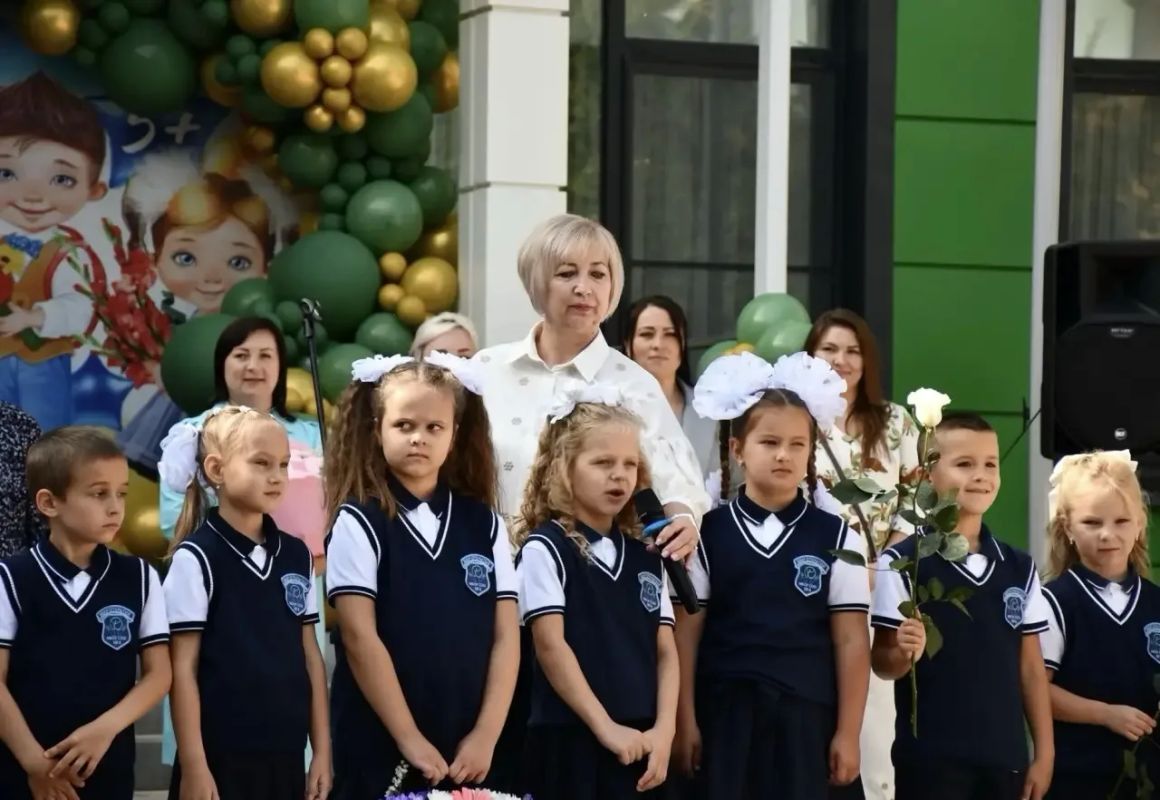 Дорогие друзья! Поздравляем вас с Днём знаний!