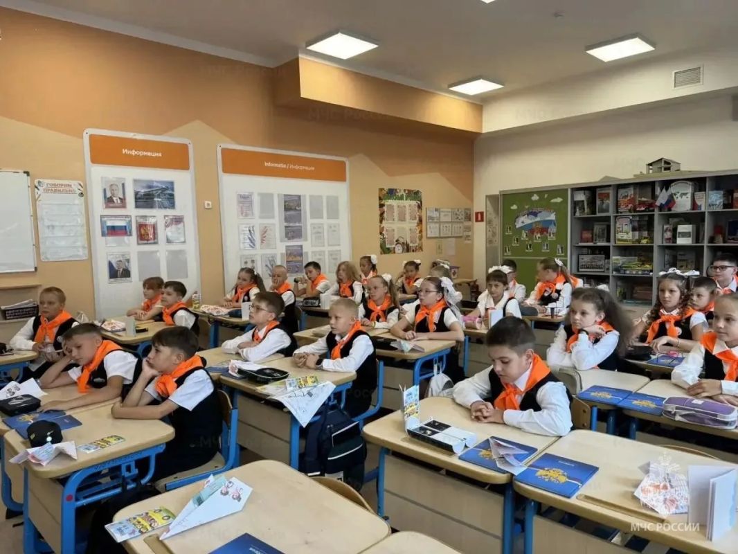 Сотрудники МЧС России проводят открытые уроки по основам безопасности жизнедеятельности, приуроченные к началу учебного года Сотрудники МЧС России проводят открытые уроки по основам безопасности жизнедеятельности, приуроченные к началу учебного года