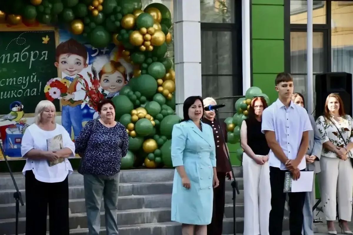 Дорогие друзья! Поздравляем вас с Днём знаний! Дорогие друзья! Поздравляем вас с Днём знаний!