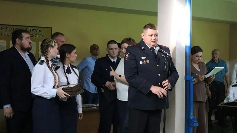 Полицейские поздравили студентов и преподавателей Белгородского правоохранительного колледжа им. Героя России В.В. Бурцева с Днем знаний Полицейские поздравили студентов и преподавателей Белгородского правоохранительного колледжа им. Героя России В.В. Бурцева с Днем знаний