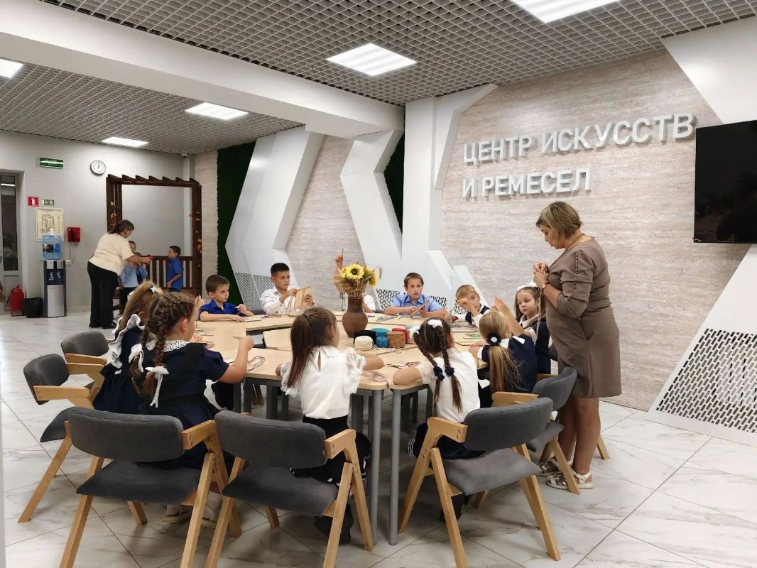 Сегодня Центр искусств и ремесел распахнул свои двери для юных, любознательных и талантливых гостей - учеников начальных классов Прибрежной школы