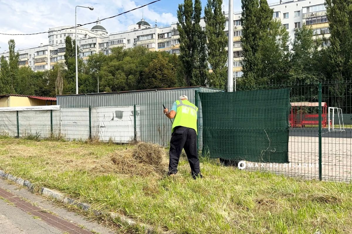 Город становится чище – и в этом большая заслуга наших коммунальных служб, которые трудятся каждый день Город становится чище – и в этом большая заслуга наших коммунальных служб, которые трудятся каждый день