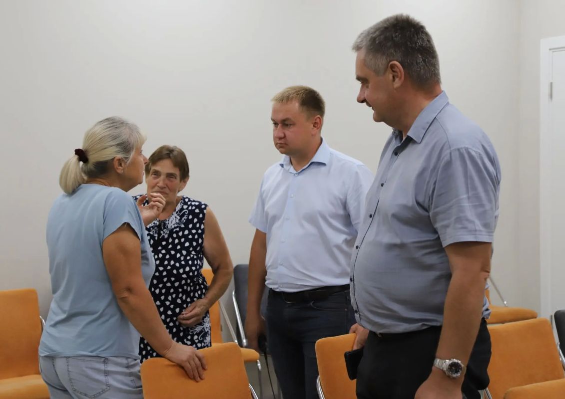 Сегодня прошла ещё одна встреча главы округа с жителями семи улиц посёлка Красная Яруга Сегодня прошла ещё одна встреча главы округа с жителями семи улиц посёлка Красная Яруга