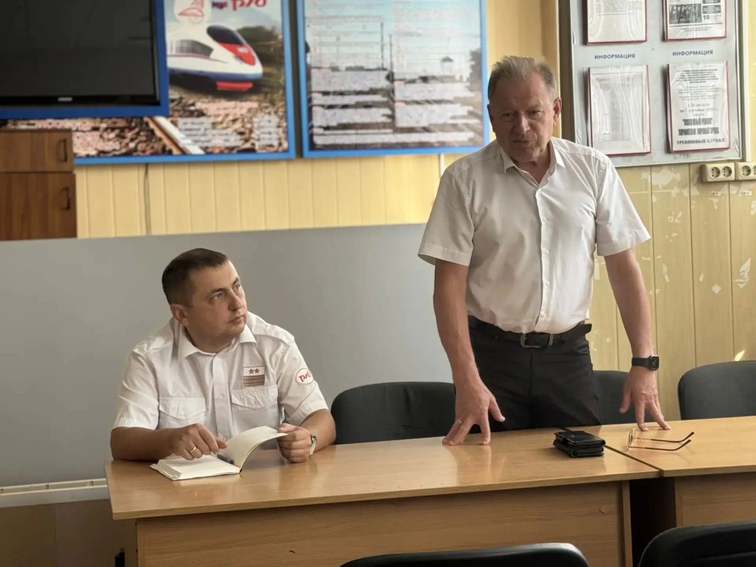 Алексей Дыбов: Провёл рабочие встречи с представителями сразу трёх важных для округа организаций: ЮгоВосточной железной дороги (филиал РЖД), ООО «РусагроБелгород» и Валуйской центральной районной больницы Алексей Дыбов: Провёл рабочие встречи с представителями сразу трёх важных для округа организаций: ЮгоВосточной железной дороги (филиал РЖД), ООО «РусагроБелгород» и Валуйской центральной районной больницы