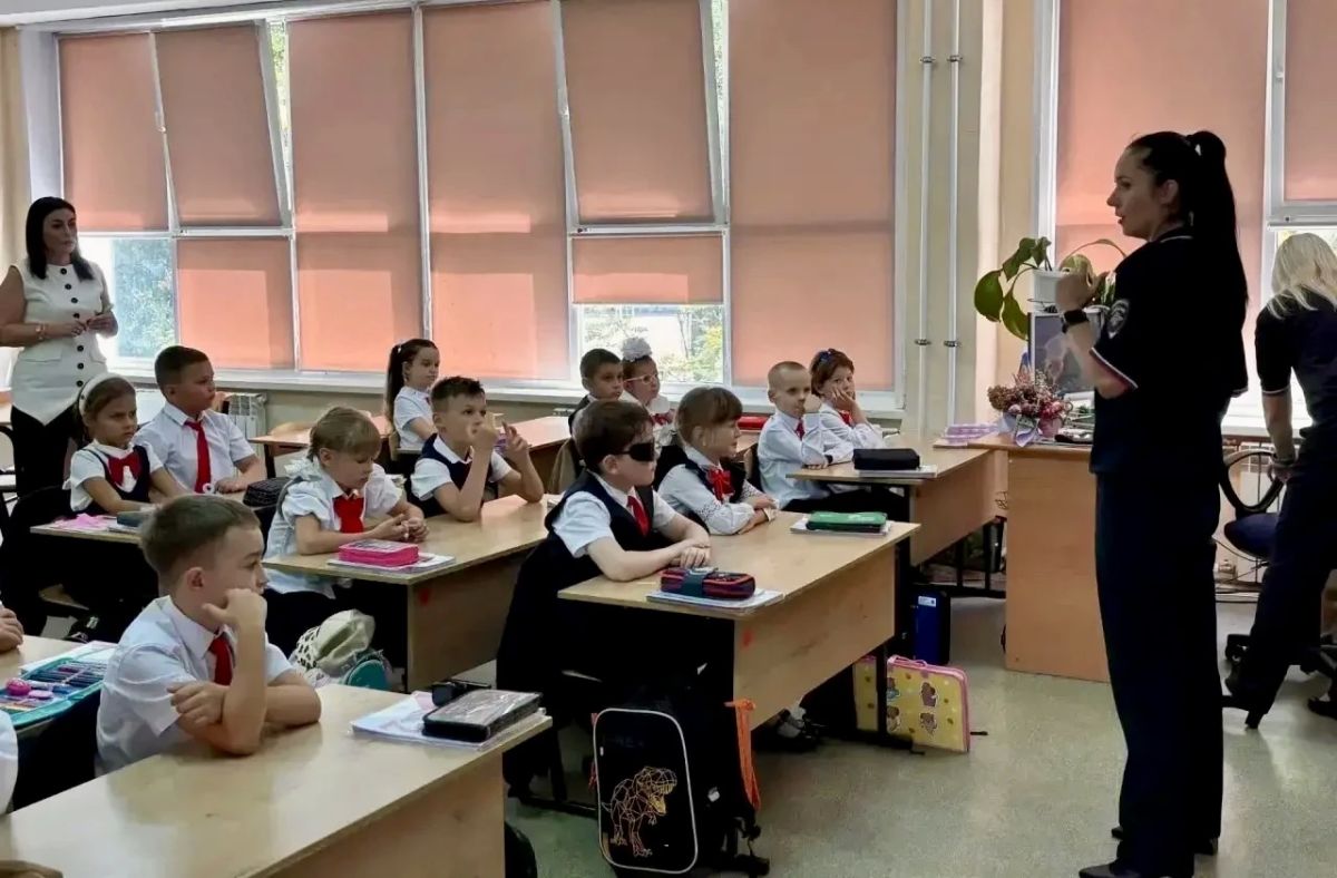 В Белгороде автоинспекторы в игровой форме обучили младших школьников дорожной безопасности с помощью «чемодана ЮИД» В Белгороде автоинспекторы в игровой форме обучили младших школьников дорожной безопасности с помощью «чемодана ЮИД»