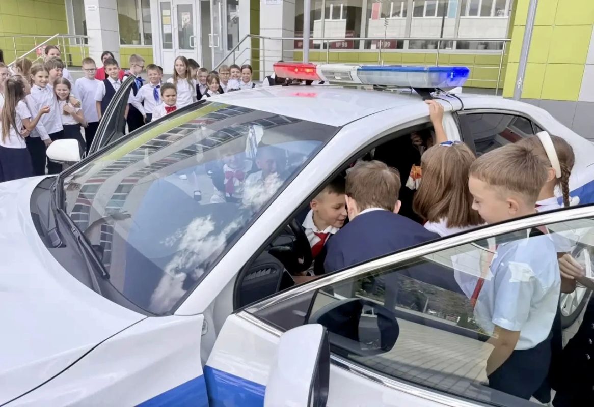 В Белгороде автоинспекторы в игровой форме обучили младших школьников дорожной безопасности с помощью «чемодана ЮИД» В Белгороде автоинспекторы в игровой форме обучили младших школьников дорожной безопасности с помощью «чемодана ЮИД»