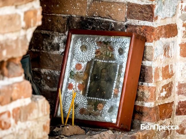 «Может быть, Господь устроит так, что через некоторое время здесь возобновится и жизнь в этом заброшенном селе, и службы в храме. Неизвестно, что ожидает нас впереди, но с добрыми намерениями мы решили тут потрудиться... «Может быть, Господь устроит так, что через некоторое время здесь возобновится и жизнь в этом заброшенном селе, и службы в храме. Неизвестно, что ожидает нас впереди, но с добрыми намерениями мы решили тут потрудиться...