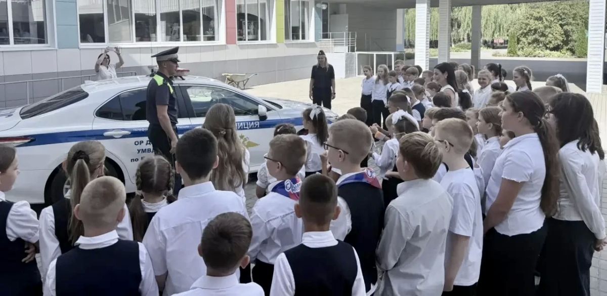 В Белгороде автоинспекторы в игровой форме обучили младших школьников дорожной безопасности с помощью «чемодана ЮИД» В Белгороде автоинспекторы в игровой форме обучили младших школьников дорожной безопасности с помощью «чемодана ЮИД»