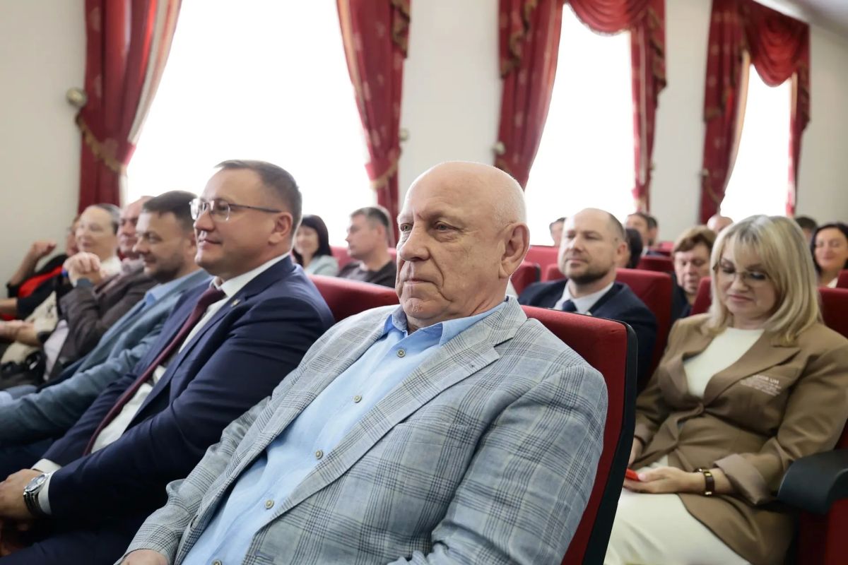 Василий Голиков: Сегодня в рамках рабочей поездки в Губкин приехал временно исполняющий обязанности губернатора Белгородской области Александр Шуваев Василий Голиков: Сегодня в рамках рабочей поездки в Губкин приехал временно исполняющий обязанности губернатора Белгородской области Александр Шуваев