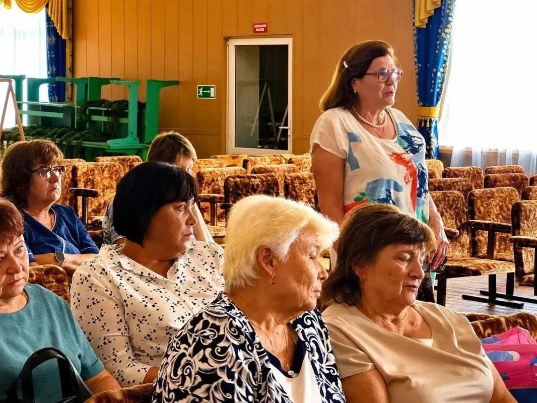 Провели очередную встречу с жителями села Коломыцево Провели очередную встречу с жителями села Коломыцево