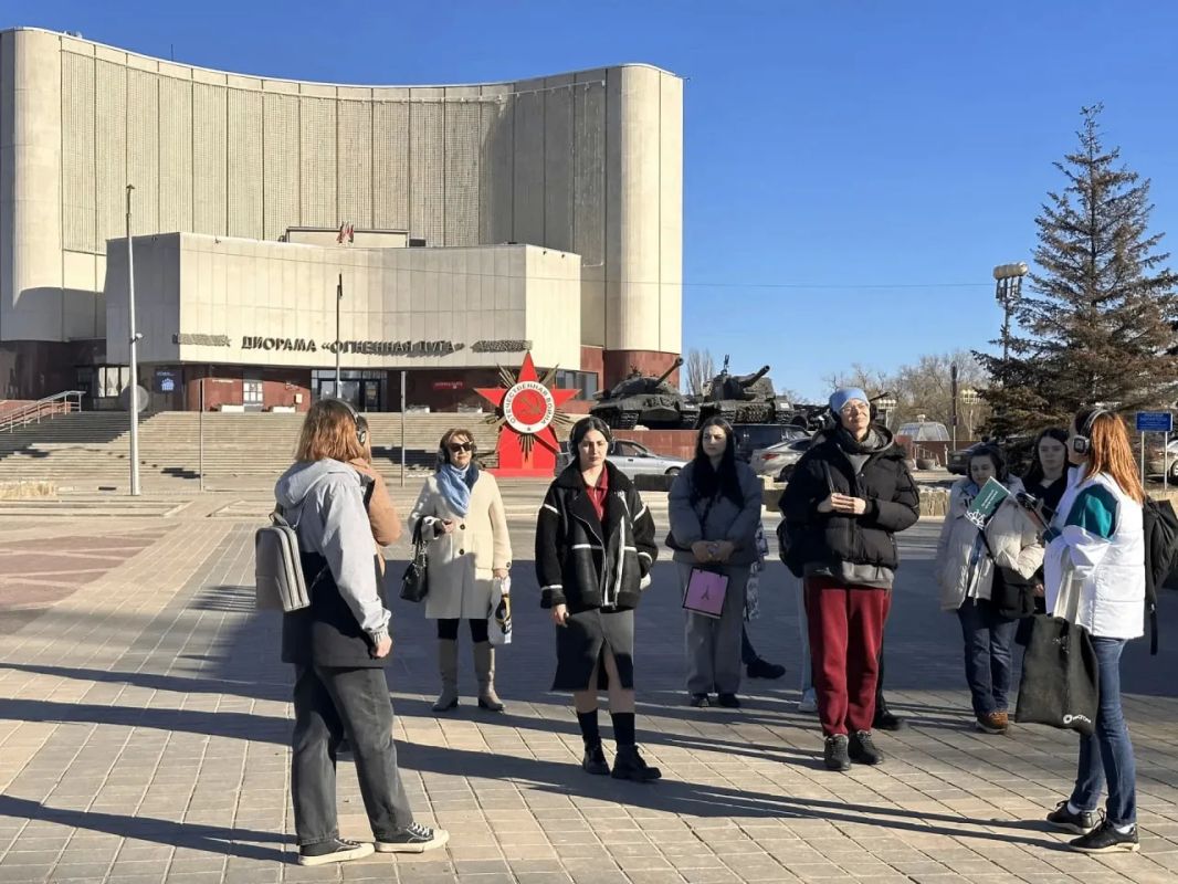 270 человек приняли участие в иммерсивной прогулке-спектакле «Между строк и линий фронта» с начала 2026 года 270 человек приняли участие в иммерсивной прогулке-спектакле «Между строк и линий фронта» с начала 2026 года