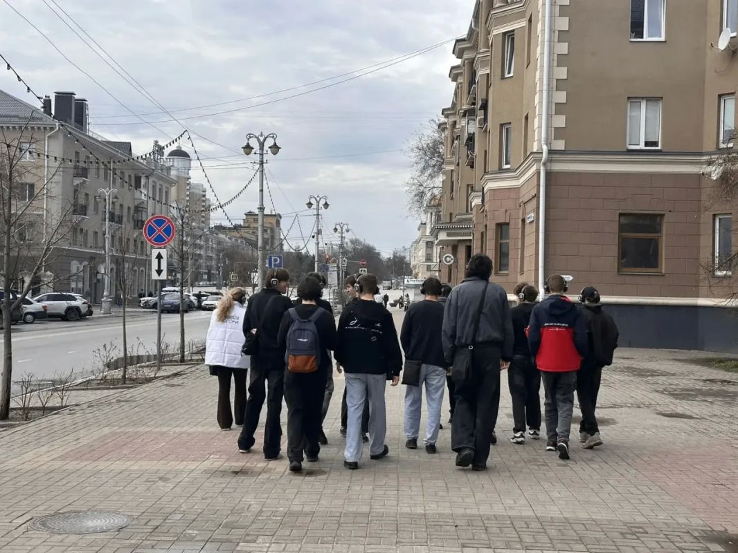 270 человек приняли участие в иммерсивной прогулке-спектакле «Между строк и линий фронта» с начала 2026 года 270 человек приняли участие в иммерсивной прогулке-спектакле «Между строк и линий фронта» с начала 2026 года