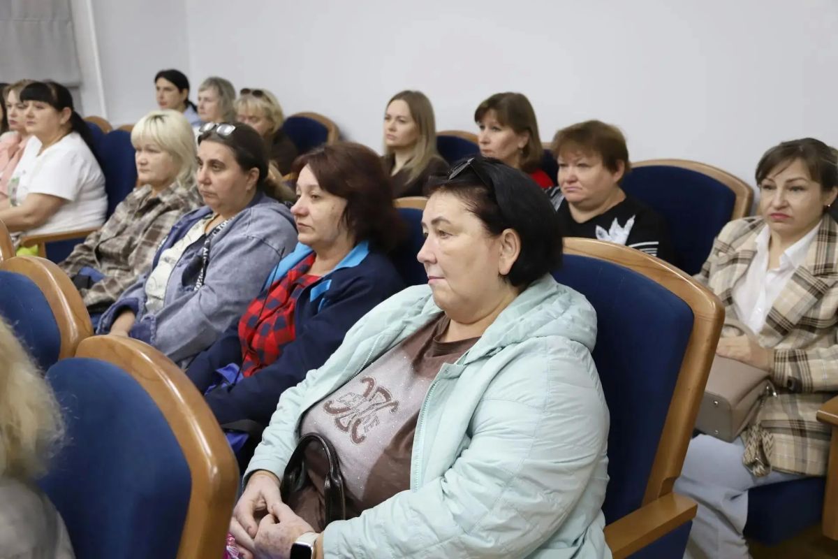 Глава округа Виталий Кутоманов встретился с трудовым коллективами управления социальной защиты населения и работниками физкультурно-оздоровительного комплекса «Краснояружский» Глава округа Виталий Кутоманов встретился с трудовым коллективами управления социальной защиты населения и работниками физкультурно-оздоровительного комплекса «Краснояружский»