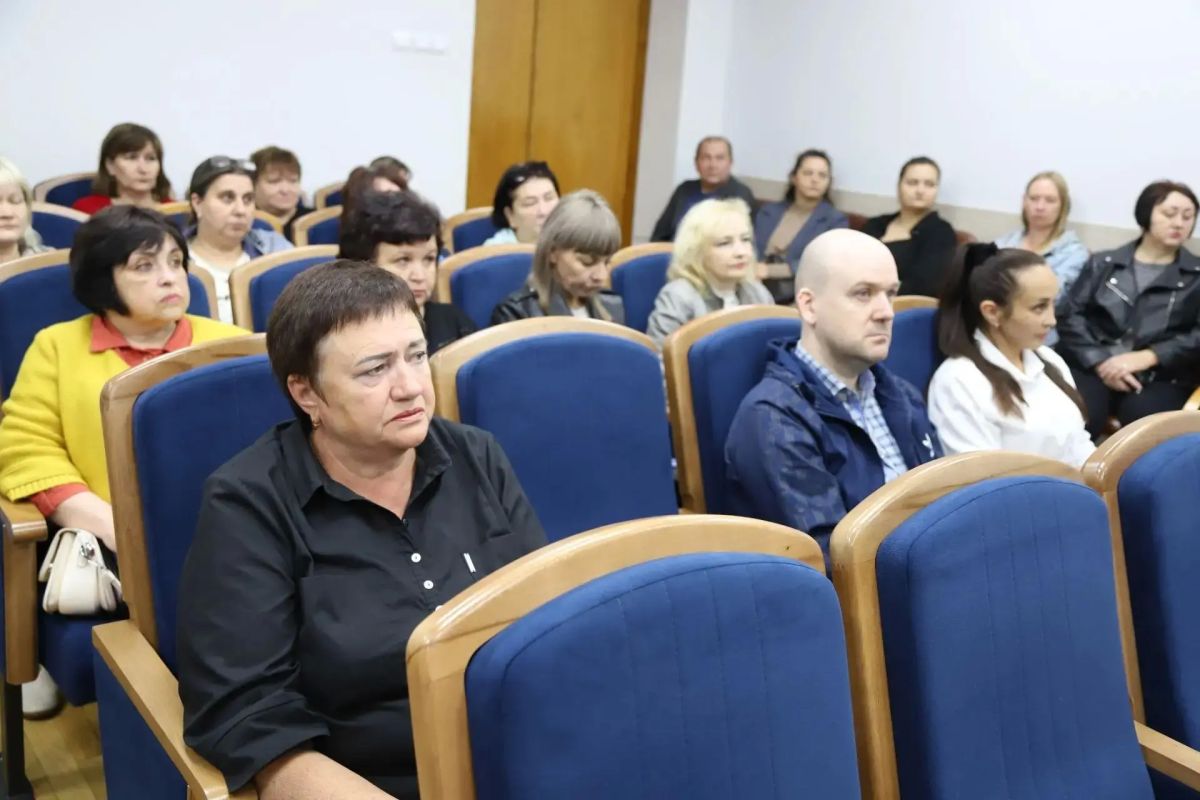Глава округа Виталий Кутоманов встретился с трудовым коллективами управления социальной защиты населения и работниками физкультурно-оздоровительного комплекса «Краснояружский» Глава округа Виталий Кутоманов встретился с трудовым коллективами управления социальной защиты населения и работниками физкультурно-оздоровительного комплекса «Краснояружский»