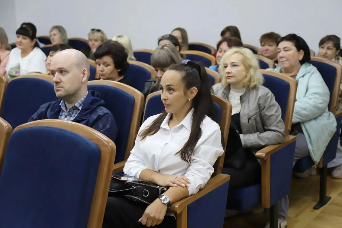 Глава округа Виталий Кутоманов встретился с трудовым коллективами управления социальной защиты населения и работниками физкультурно-оздоровительного комплекса «Краснояружский» Глава округа Виталий Кутоманов встретился с трудовым коллективами управления социальной защиты населения и работниками физкультурно-оздоровительного комплекса «Краснояружский»