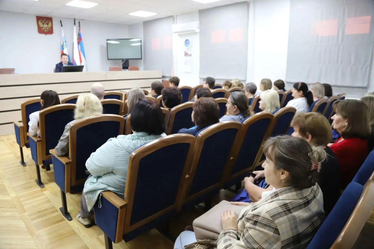 Глава округа Виталий Кутоманов встретился с трудовым коллективами управления социальной защиты населения и работниками физкультурно-оздоровительного комплекса «Краснояружский» Глава округа Виталий Кутоманов встретился с трудовым коллективами управления социальной защиты населения и работниками физкультурно-оздоровительного комплекса «Краснояружский»