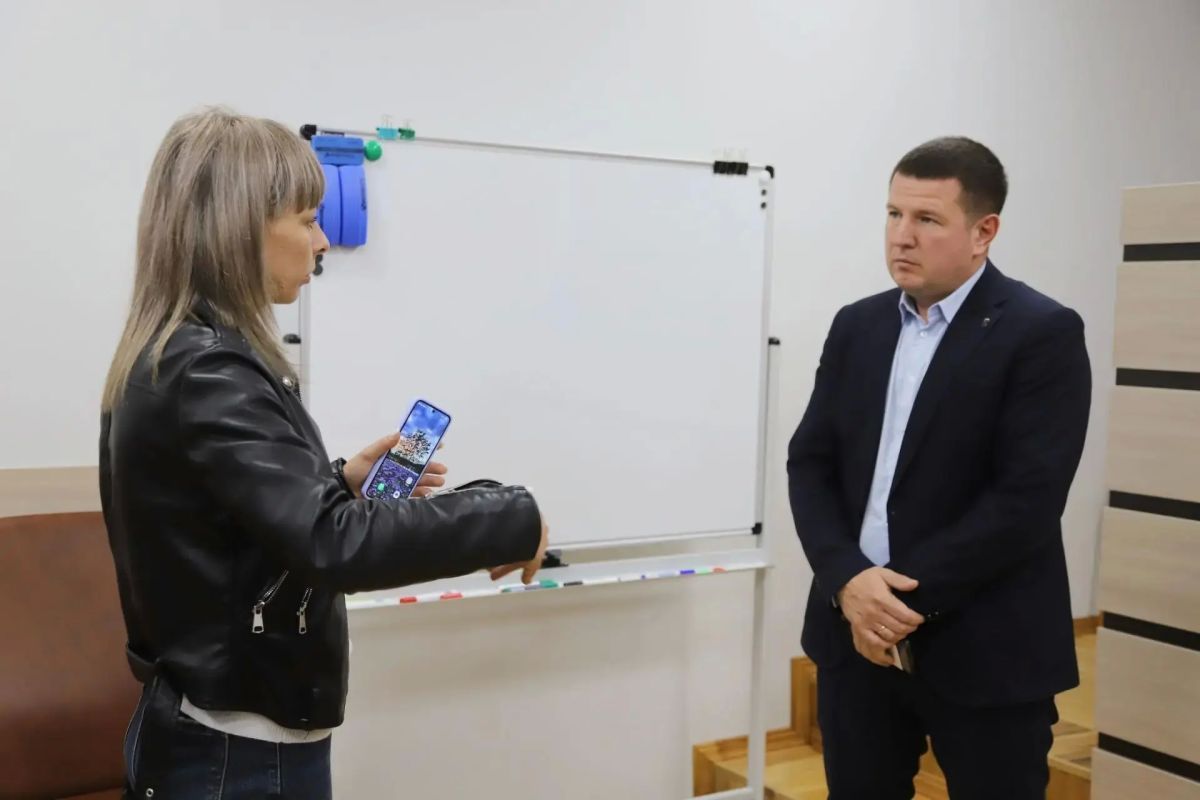 Глава округа Виталий Кутоманов встретился с трудовым коллективами управления социальной защиты населения и работниками физкультурно-оздоровительного комплекса «Краснояружский» Глава округа Виталий Кутоманов встретился с трудовым коллективами управления социальной защиты населения и работниками физкультурно-оздоровительного комплекса «Краснояружский»