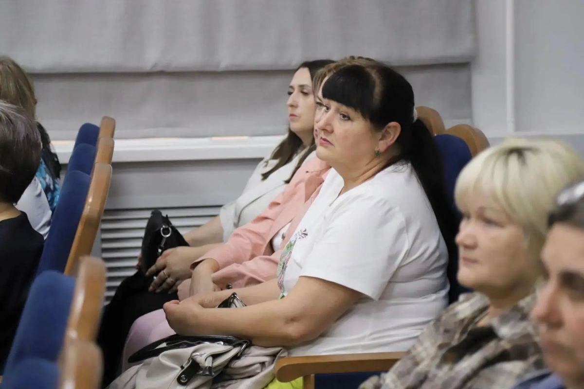 Глава округа Виталий Кутоманов встретился с трудовым коллективами управления социальной защиты населения и работниками физкультурно-оздоровительного комплекса «Краснояружский» Глава округа Виталий Кутоманов встретился с трудовым коллективами управления социальной защиты населения и работниками физкультурно-оздоровительного комплекса «Краснояружский»