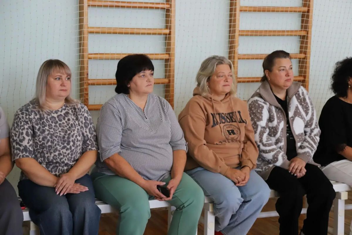 Глава округа Виталий Кутоманов встретился с трудовым коллективами управления социальной защиты населения и работниками физкультурно-оздоровительного комплекса «Краснояружский» Глава округа Виталий Кутоманов встретился с трудовым коллективами управления социальной защиты населения и работниками физкультурно-оздоровительного комплекса «Краснояружский»
