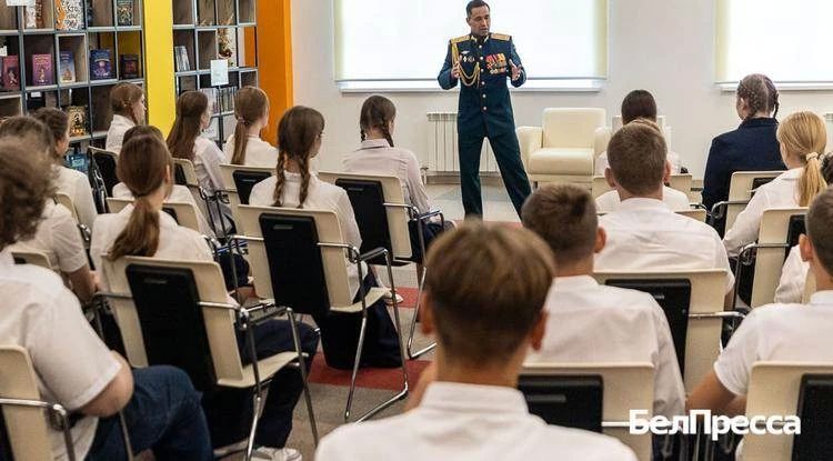 Участник СВО Алмаз Хазиев провёл урок мужества для учеников школы «Формула успеха» Участник СВО Алмаз Хазиев провёл урок мужества для учеников школы «Формула успеха»