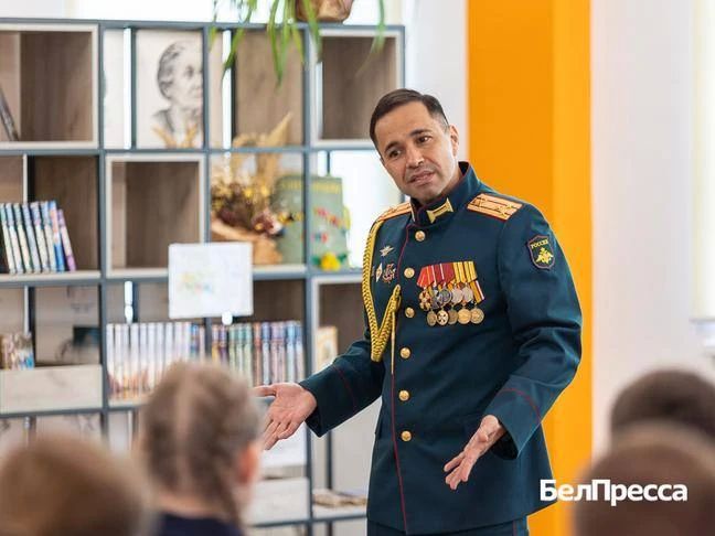 Участник СВО Алмаз Хазиев провёл урок мужества для учеников школы «Формула успеха» Участник СВО Алмаз Хазиев провёл урок мужества для учеников школы «Формула успеха»