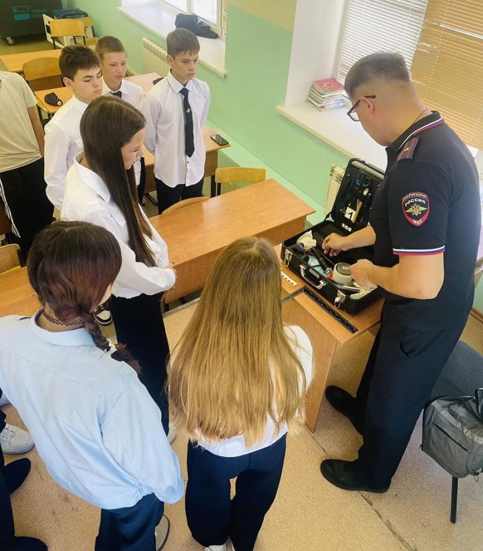 В Белгородском округе кадеты примерили на себя роль экспертов-криминалистов В Белгородском округе кадеты примерили на себя роль экспертов-криминалистов