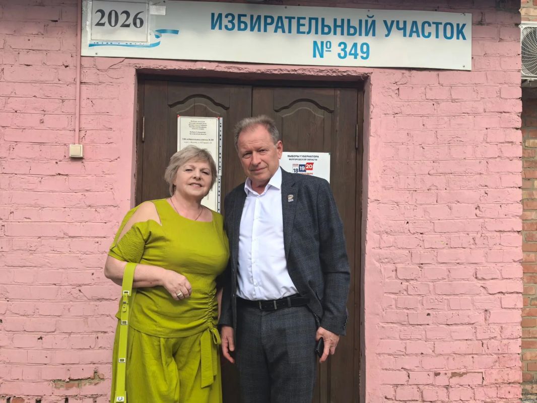 Алексей Дыбов: По традиции с супругой Надеждой пришли на избирательный участок, чтобы проголосовать Алексей Дыбов: По традиции с супругой Надеждой пришли на избирательный участок, чтобы проголосовать