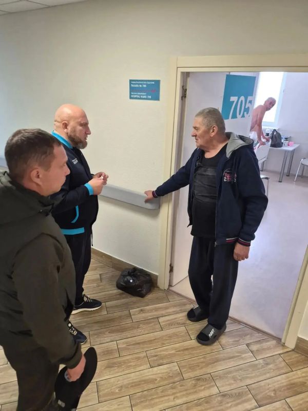 Глава муниципалитета Дмитрий Панков и глава администрации города Грайворона Александр Чернов навестили в белгородской больнице земляков, пострадавших от атак вражеских беспилотников Глава муниципалитета Дмитрий Панков и глава администрации города Грайворона Александр Чернов навестили в белгородской больнице земляков, пострадавших от атак вражеских беспилотников