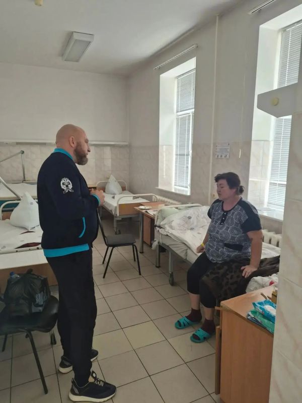 Глава муниципалитета Дмитрий Панков и глава администрации города Грайворона Александр Чернов навестили в белгородской больнице земляков, пострадавших от атак вражеских беспилотников Глава муниципалитета Дмитрий Панков и глава администрации города Грайворона Александр Чернов навестили в белгородской больнице земляков, пострадавших от атак вражеских беспилотников