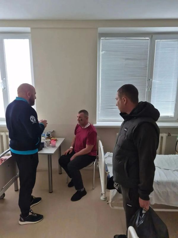 Глава муниципалитета Дмитрий Панков и глава администрации города Грайворона Александр Чернов навестили в белгородской больнице земляков, пострадавших от атак вражеских беспилотников Глава муниципалитета Дмитрий Панков и глава администрации города Грайворона Александр Чернов навестили в белгородской больнице земляков, пострадавших от атак вражеских беспилотников