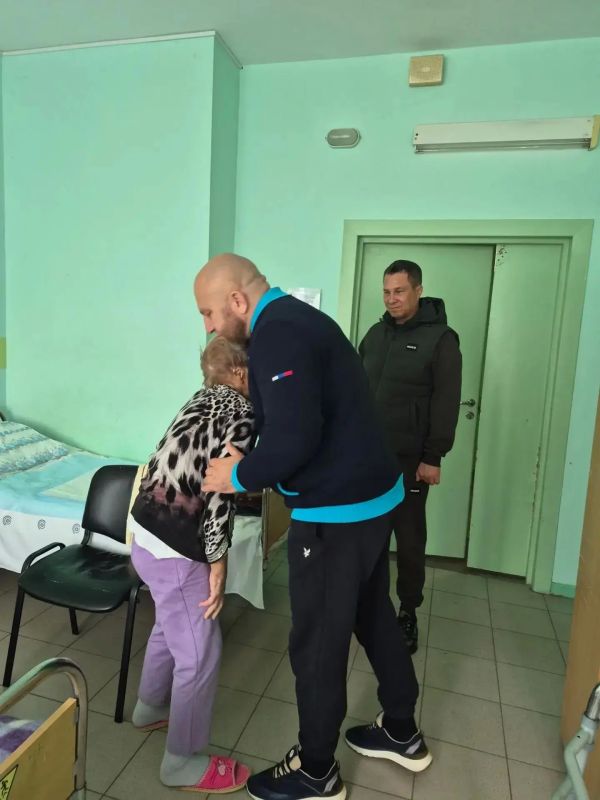 Глава муниципалитета Дмитрий Панков и глава администрации города Грайворона Александр Чернов навестили в белгородской больнице земляков, пострадавших от атак вражеских беспилотников Глава муниципалитета Дмитрий Панков и глава администрации города Грайворона Александр Чернов навестили в белгородской больнице земляков, пострадавших от атак вражеских беспилотников