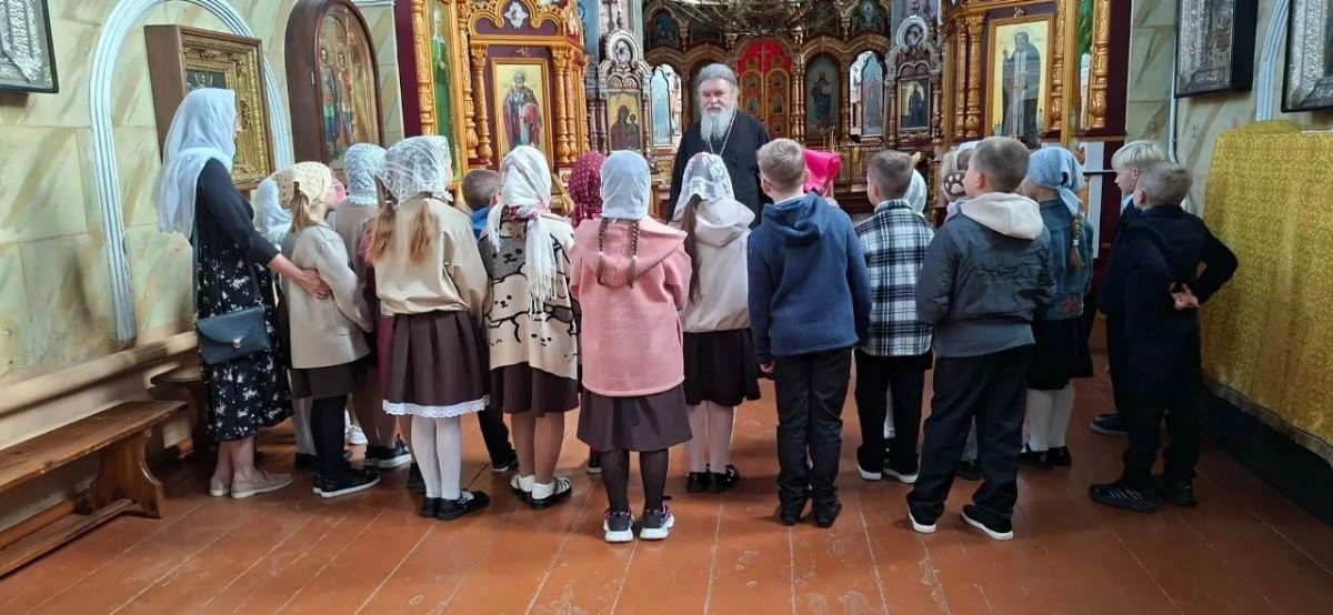 В Алексеевском округе общественник пригласил школьников посетить храм В Алексеевском округе общественник пригласил школьников посетить храм