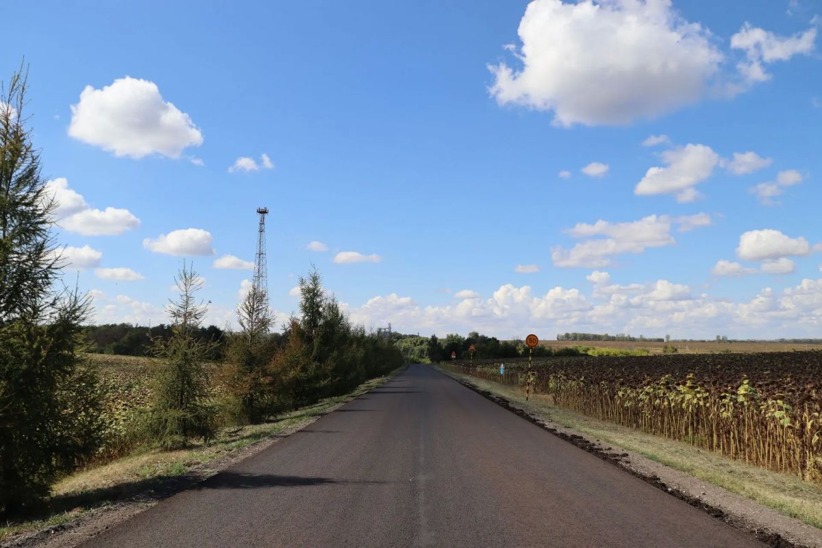В Ивнянском округе продолжается ремонт дороги в Новосёловке Первой