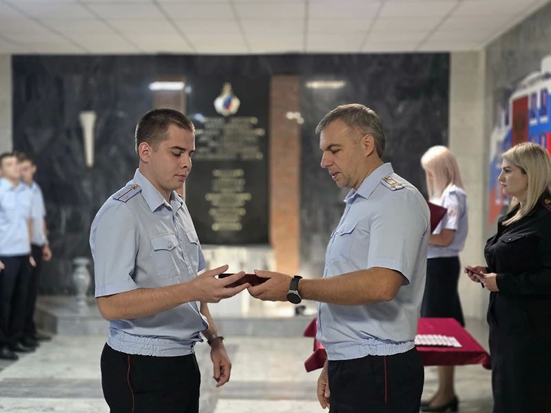 В УМВД России по г. Белгороду торжественно вручили служебные удостоверения молодым офицерам В УМВД России по г. Белгороду торжественно вручили служебные удостоверения молодым офицерам