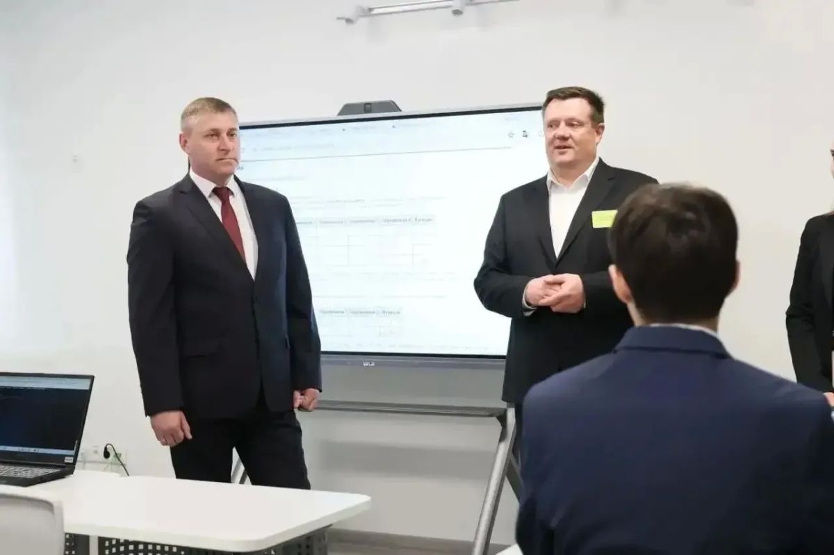 Александр Шуваев посетил первый в Белгородской области «атомкласс» в городском лицее №32 Александр Шуваев посетил первый в Белгородской области «атомкласс» в городском лицее №32