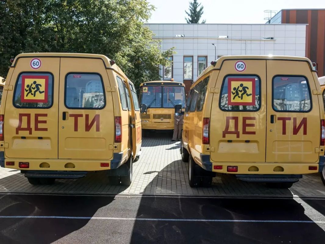 Александр Шуваев: белгородские школы получили 17 новых автобусов Александр Шуваев: белгородские школы получили 17 новых автобусов