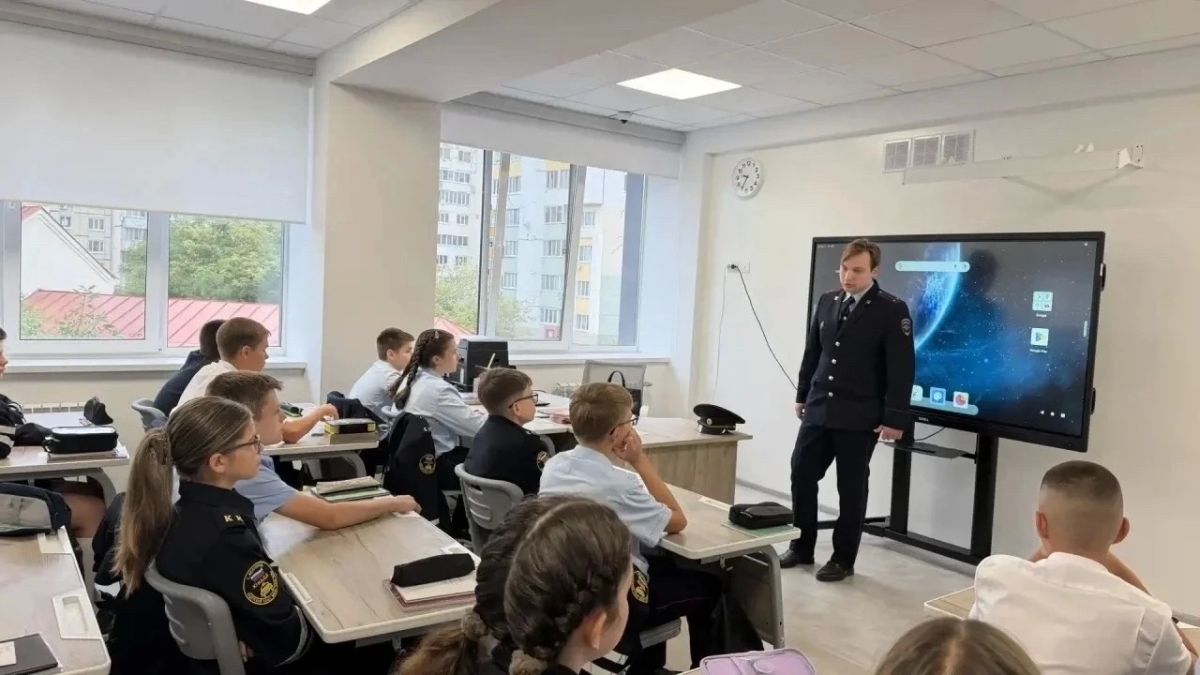 Полицейские рассказали белгородским школьникам, как не попадаться на уловки вербовщиков Полицейские рассказали белгородским школьникам, как не попадаться на уловки вербовщиков